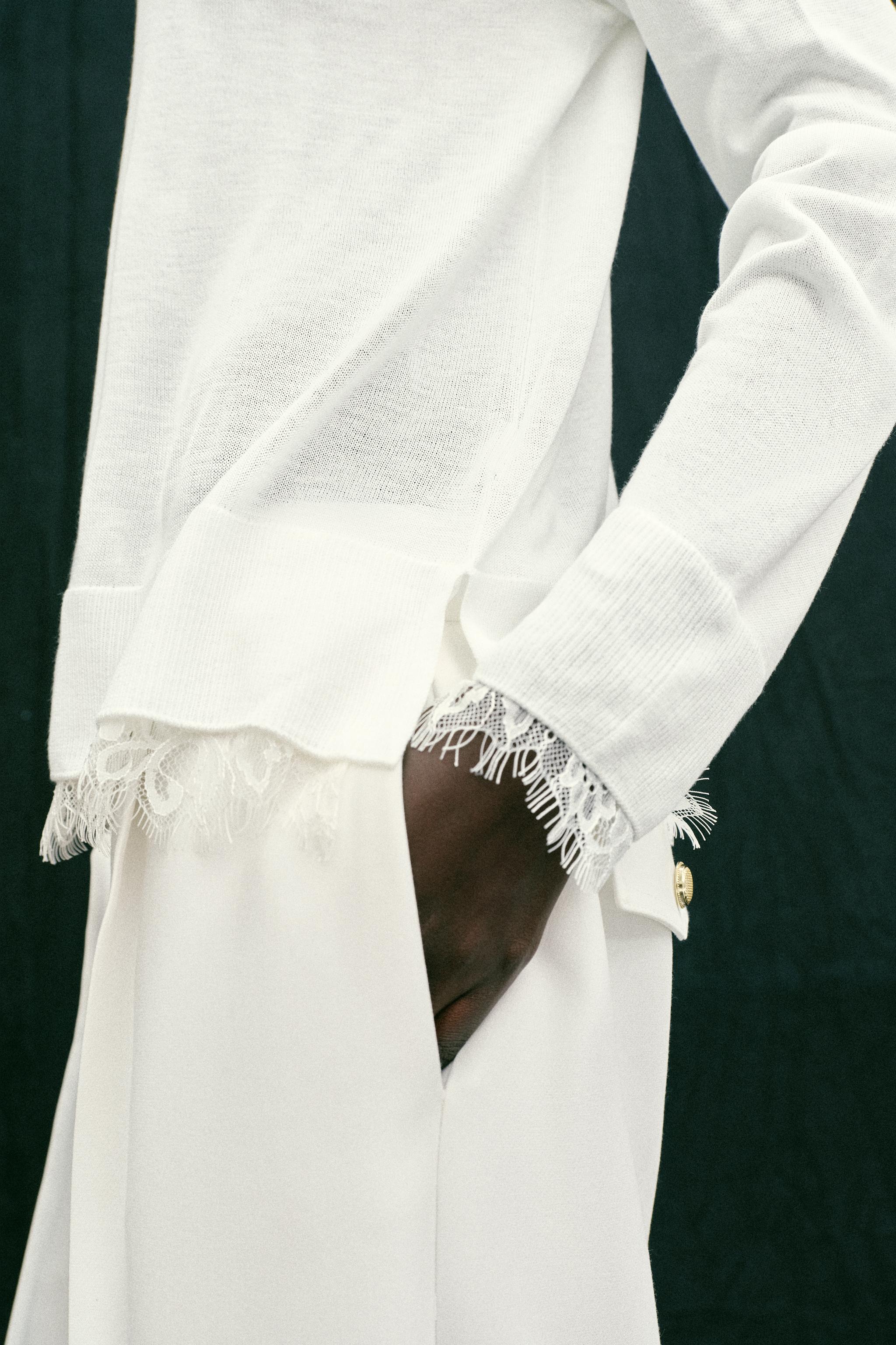 PULL EN MAILLE AVEC DENTELLE